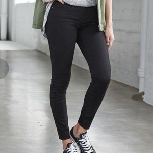 Size 23 Black Bullhead Low-Rise Jeggings
